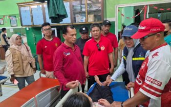 Sekda Lhokseumawe Jenguk Peserta Jalan Santai yang Dirawat di RS Kesrem