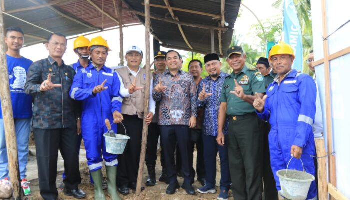 Wali Kota Lhokseumawe dan CEO Islamic Relief Letakkan Batu Pertama Rumah Layak Huni di Blang Crum