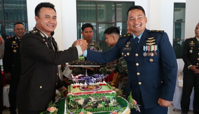 HUT TNI ke-80, Polres Lhokseumawe Beri Kejutan Kue Ulang Tahun ke Markas TNI