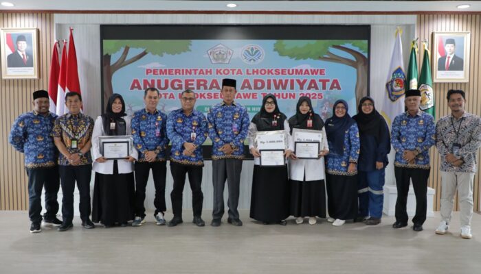 Pemko Lhokseumawe Serahkan Penghargaan Sekolah Adiwiyata Tahun 2025